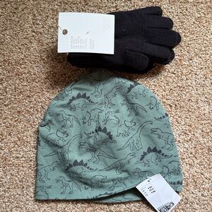 NWT H&M 3 pack knit gloves and light dinosaur jersey cap, tag size 5t/7